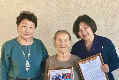 Сотрудницу, трудившуюся в Центре гигиены и эпидемиологии в Бурятии более 50 лет, поздравили с 90-летним юбилеем